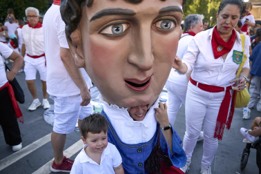 Fotos de la salida de la Comparsa de Gigantes y Cabezudos este 6 de julio de San Fermín 2026