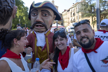 Fotos de la salida de la Comparsa de Gigantes y Cabezudos este 6 de julio de San Fermín 2026