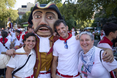 Fotos de la salida de la Comparsa de Gigantes y Cabezudos este 6 de julio de San Fermín 2026