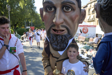 Fotos de la salida de la Comparsa de Gigantes y Cabezudos este 6 de julio de San Fermín 2026