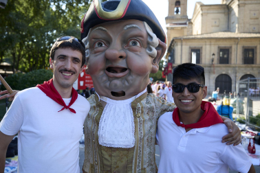 Fotos de la salida de la Comparsa de Gigantes y Cabezudos este 6 de julio de San Fermín 2026