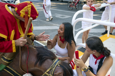 Fotos de la salida de la Comparsa de Gigantes y Cabezudos este 6 de julio de San Fermín 2026