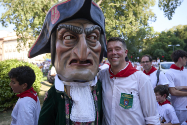 Fotos de la salida de la Comparsa de Gigantes y Cabezudos este 6 de julio de San Fermín 2026
