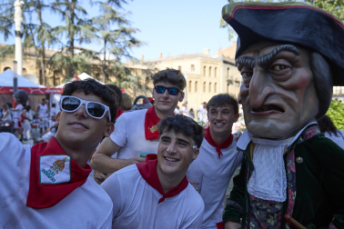 Fotos de la salida de la Comparsa de Gigantes y Cabezudos este 6 de julio de San Fermín 2026