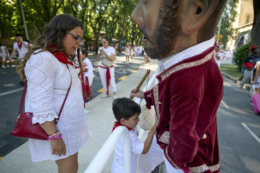 Fotos de la salida de la Comparsa de Gigantes y Cabezudos este 6 de julio de San Fermín 2026