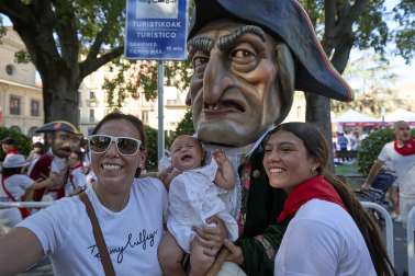 Fotos de la salida de la Comparsa de Gigantes y Cabezudos este 6 de julio de San Fermín 2026