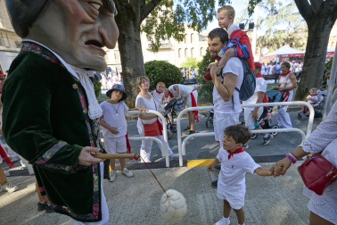 Fotos de la salida de la Comparsa de Gigantes y Cabezudos este 6 de julio de San Fermín 2026