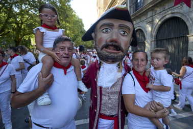 Fotos de la salida de la Comparsa de Gigantes y Cabezudos este 6 de julio de San Fermín 2026