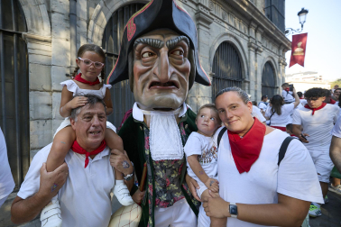 Fotos de la salida de la Comparsa de Gigantes y Cabezudos este 6 de julio de San Fermín 2026