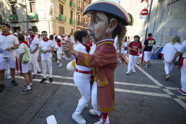 Fotos de la salida de la Comparsa de Gigantes y Cabezudos este 6 de julio de San Fermín 2026