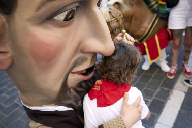 Fotos de la salida de la Comparsa de Gigantes y Cabezudos este 6 de julio de San Fermín 2026