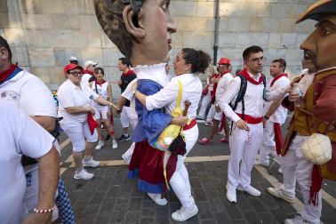 Fotos de la salida de la Comparsa de Gigantes y Cabezudos este 6 de julio de San Fermín 2026