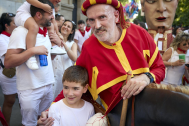 Fotos de la salida de la Comparsa de Gigantes y Cabezudos este 6 de julio de San Fermín 2026