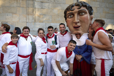 Fotos de la salida de la Comparsa de Gigantes y Cabezudos este 6 de julio de San Fermín 2026
