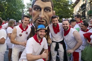 Fotos de la salida de la Comparsa de Gigantes y Cabezudos este 6 de julio de San Fermín 2026