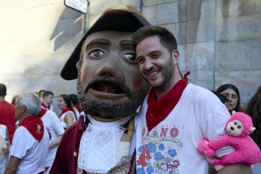 Fotos de la salida de la Comparsa de Gigantes y Cabezudos este 6 de julio de San Fermín 2026