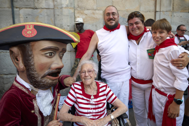 Fotos de la salida de la Comparsa de Gigantes y Cabezudos este 6 de julio de San Fermín 2026