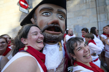 Fotos de la salida de la Comparsa de Gigantes y Cabezudos este 6 de julio de San Fermín 2026