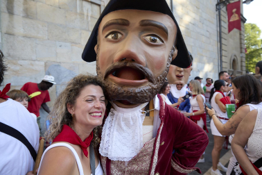 Fotos de la salida de la Comparsa de Gigantes y Cabezudos este 6 de julio de San Fermín 2026