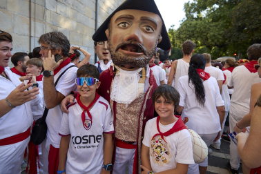 Fotos de la salida de la Comparsa de Gigantes y Cabezudos este 6 de julio de San Fermín 2026