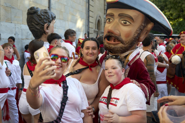 Fotos de la salida de la Comparsa de Gigantes y Cabezudos este 6 de julio de San Fermín 2026