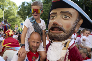 Fotos de la salida de la Comparsa de Gigantes y Cabezudos este 6 de julio de San Fermín 2026