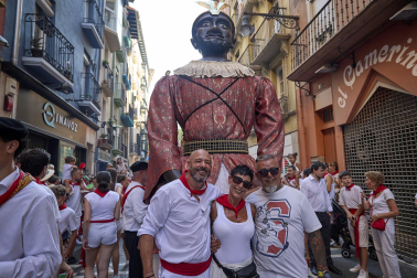 Fotos de la salida de la Comparsa de Gigantes y Cabezudos este 6 de julio de San Fermín 2026