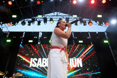 Concierto de Isabel Aaiún en la Plaza del Castillo