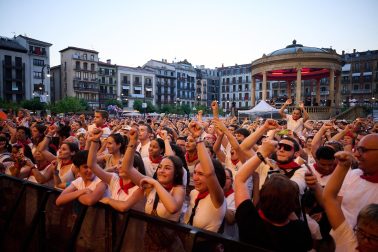 Concierto de Isabel Aaiún en la Plaza del Castillo