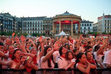 Concierto de Isabel Aaiún en la Plaza del Castillo
