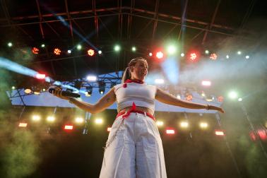 Concierto de Isabel Aaiún en la Plaza del Castillo
