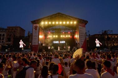 Concierto de Isabel Aaiún en la Plaza del Castillo