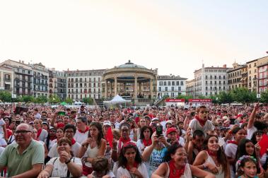 Concierto de Isabel Aaiún en la Plaza del Castillo