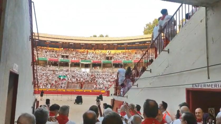 La Plaza de toros, una hora antes del encierro