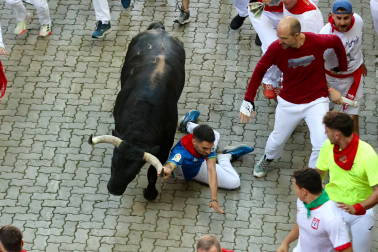 Fotos del primer encierro de San Fermín en el callejón.