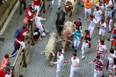 Fotos del primer encierro de San Fermín en el callejón.
