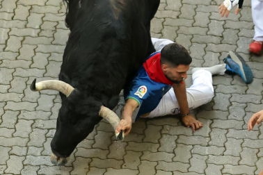 Fotos del primer encierro de San Fermín en el callejón.