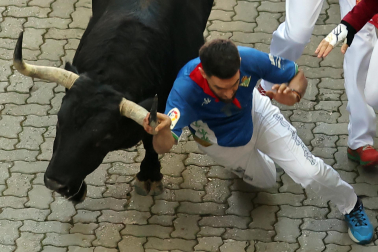 Fotos del primer encierro de San Fermín en el callejón.
