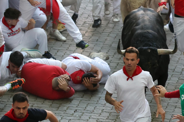 Fotos del primer encierro de San Fermín con toros de Fuente Ymbro.