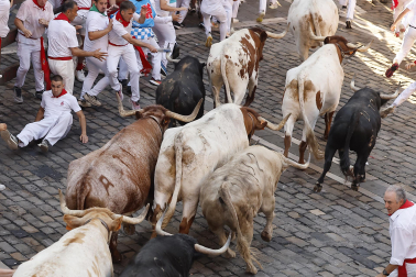 Fotos del primer encierro de San Fermín con toros de Fuente Ymbro