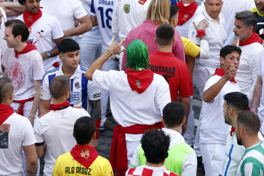 Fotos del primer encierro de San Fermín a su paso por la plaza del Ayuntamiento.