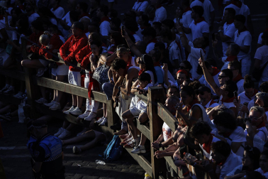 Fotos del primer encierro de San Fermín a su paso por la plaza del Ayuntamiento.
