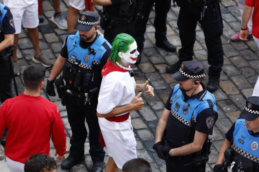 Fotos del primer encierro de San Fermín a su paso por la plaza del Ayuntamiento.