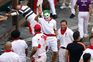 Fotos del primer encierro de San Fermín a su paso por la plaza del Ayuntamiento.
