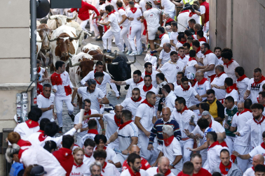 Fotos del primer encierro de San Fermín a su paso por la plaza del Ayuntamiento.
