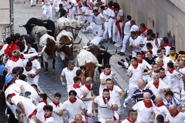 Fotos del primer encierro de San Fermín a su paso por la plaza del Ayuntamiento.