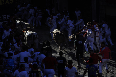 Fotos del primer encierro de San Fermín a su paso por la plaza del Ayuntamiento.