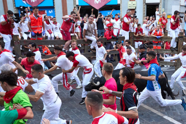Primer encierro de San Fermín en la curva de Telefónica.