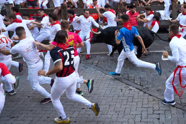 Primer encierro de San Fermín en la curva de Telefónica.