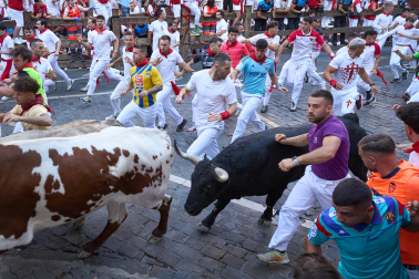 Primer encierro de San Fermín en la curva de Telefónica.